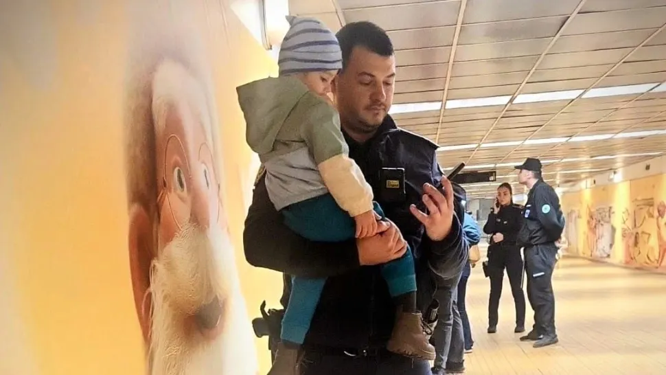 Un polițist a calmat un copil speriat în pasajul Unirii, în timp ce mama acestuia avea contracții. Gestul superb nu a fost trecut cu vederea