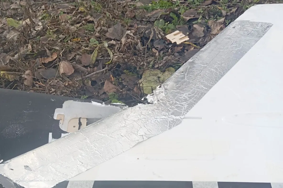 Primele imagini cu drona prăbușită în Vaslui, după ce ore întregi a survolat spațiul aerian al României – FOTO/VIDEO