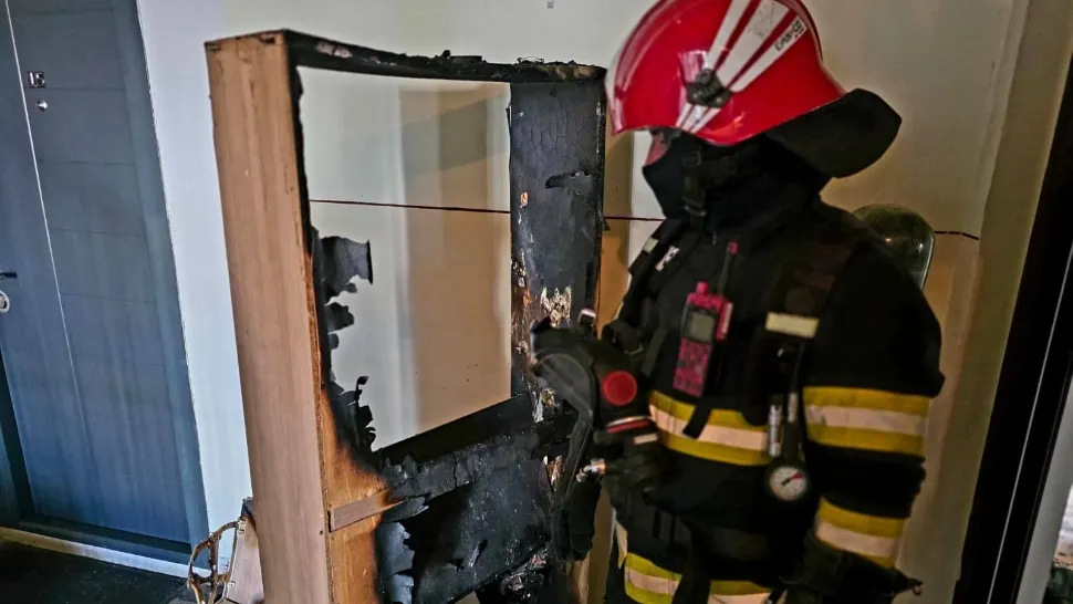Incendiu într-un apartament din Giurgiu: proprietar intoxicat cu fum după ce a încercat să stingă focul. Scurtcircuitul, principala cauză