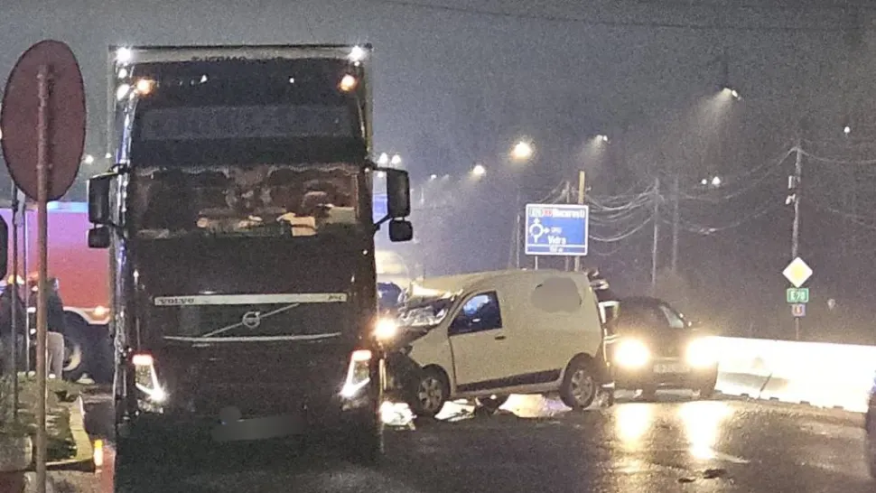 Accident pe DN5, la Jilava: o dubă de curierat a lovit un TIR staționat pe marginea drumului