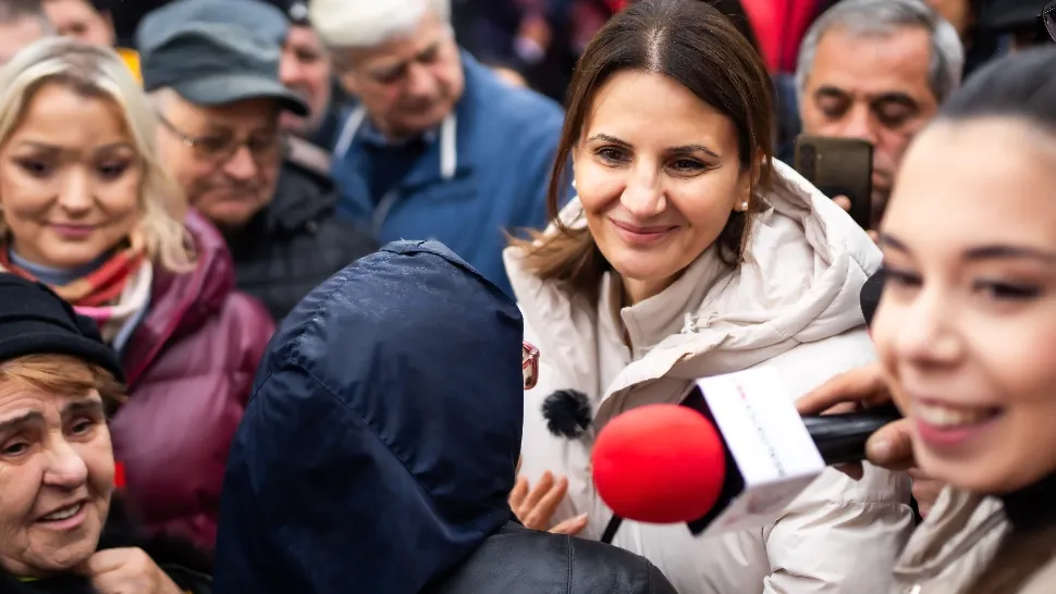 Anca Alexandrescu: "Cel mai important lucru pentru poporul român este să fie iubit. Merg acolo să fac ordine". Suveraniștii strâng semnături pentru candidatul independent la Capitală - VIDEO