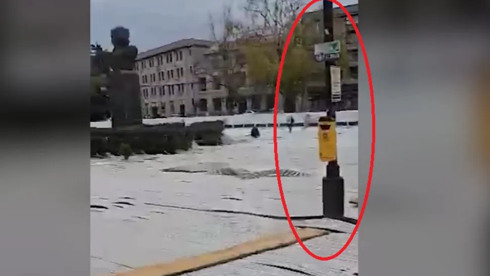 Patinoar cu obstacole, marca "Dorel", la Ploiești: doi stâlpi și două reflectoare, uitate în mijlocul suprafeței de patinaj