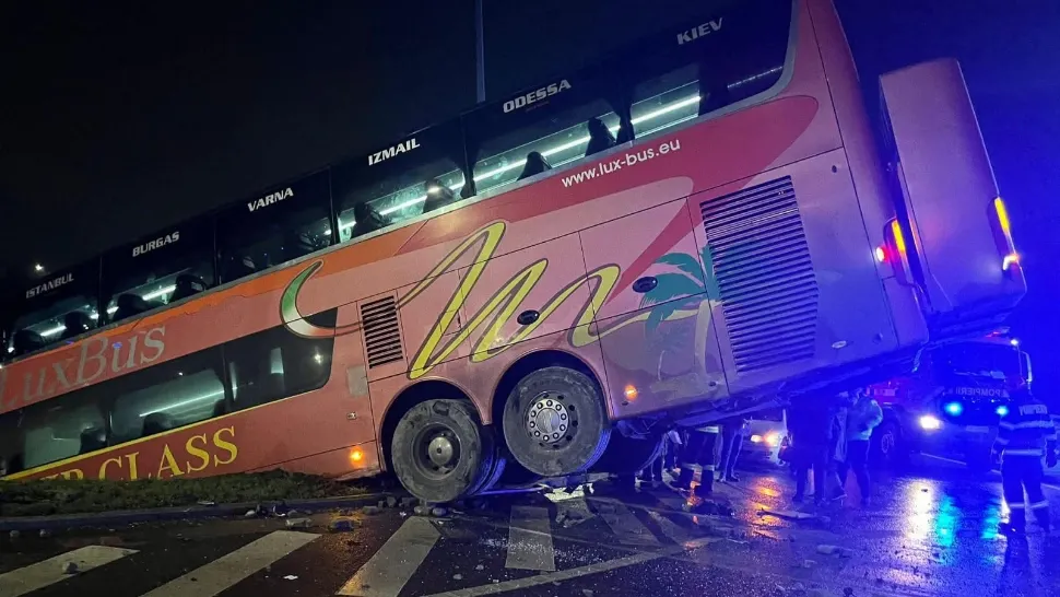 Accident grav la Baldovinești, județul Brăila: un autocar plin cu turiști s-a răsturnat  