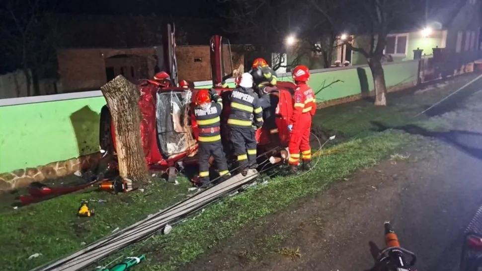  Tragedie în județul Arad. O persoană a murit și o alta a fost rănită, după ce s-au răsturant cu mașina 