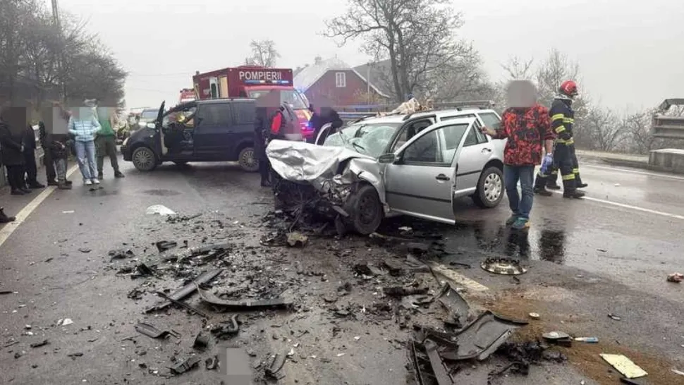  Carambol cu trei mașini pe DN 17, în județul Suceava. Şase persoane, între care trei copii, au fost rănite