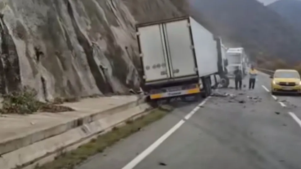 Accident grav la ieșirea din Orșova spre Severin. O masină a fost distrusă aproape complet