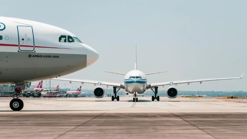 Trafic aerian dat peste cap pe Aeroportul din Cluj. Două zboruri au fost deviate, după ce un avion a rămas blocat pe pistă. Pilotul, preluat inconștient 