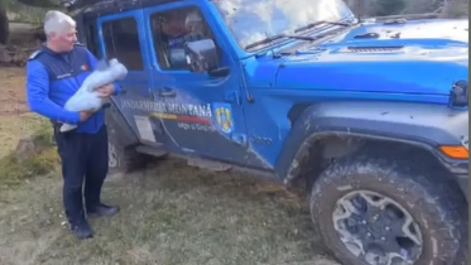 Bebeluș de numai trei luni, blocat pe munte cu familia. Intervenție dramatică a jandarmilor, în lupta contracronometru cu frigul