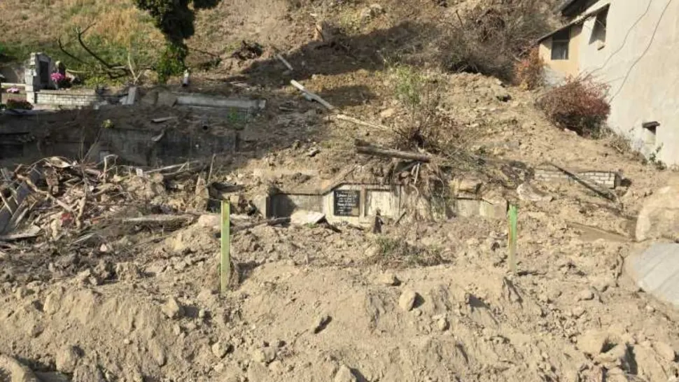 Morminte distruse de alunecarea de teren în Sighişoara. Pe cine dau vina autoritățile
