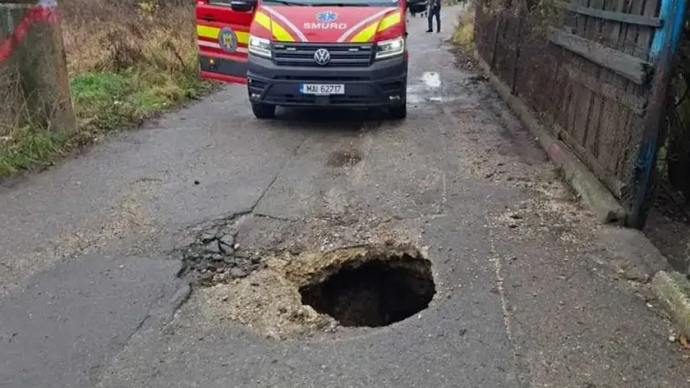 Incident șocant în Petroșani: doi oameni au căzut într-o groapă adâncă de un metru