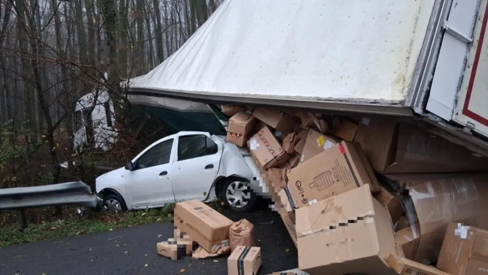 Accident dramatic pe A1. Un TIR care transporta colete s-a răsturnat peste un autoturism – FOTO