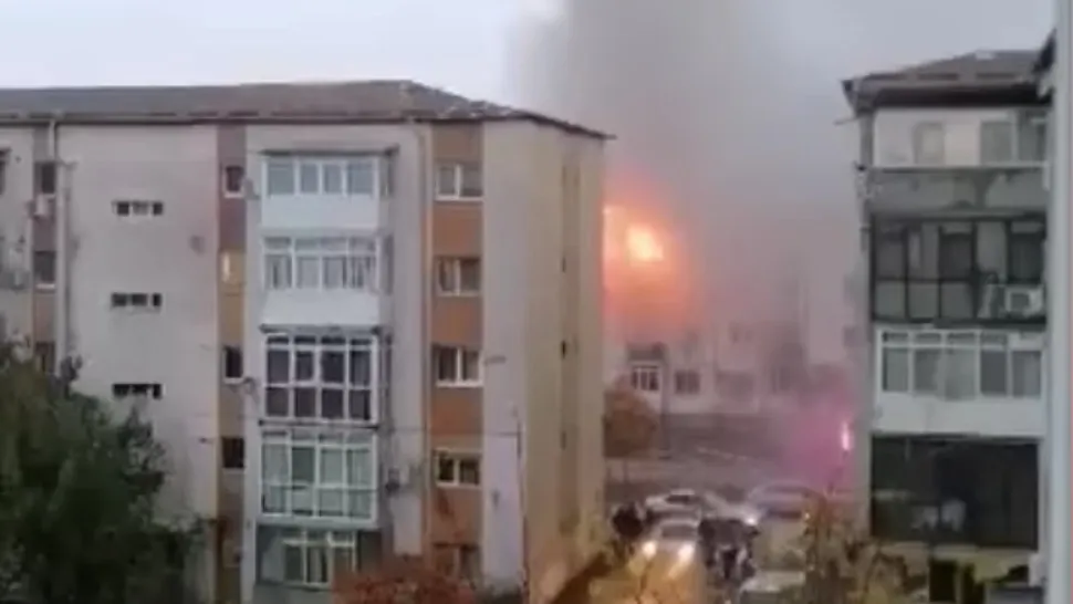 Incendiu violent într-un bloc din Craiova, zeci de oameni evacuați. Pompierii se luptă cu flăcările contracronometru
