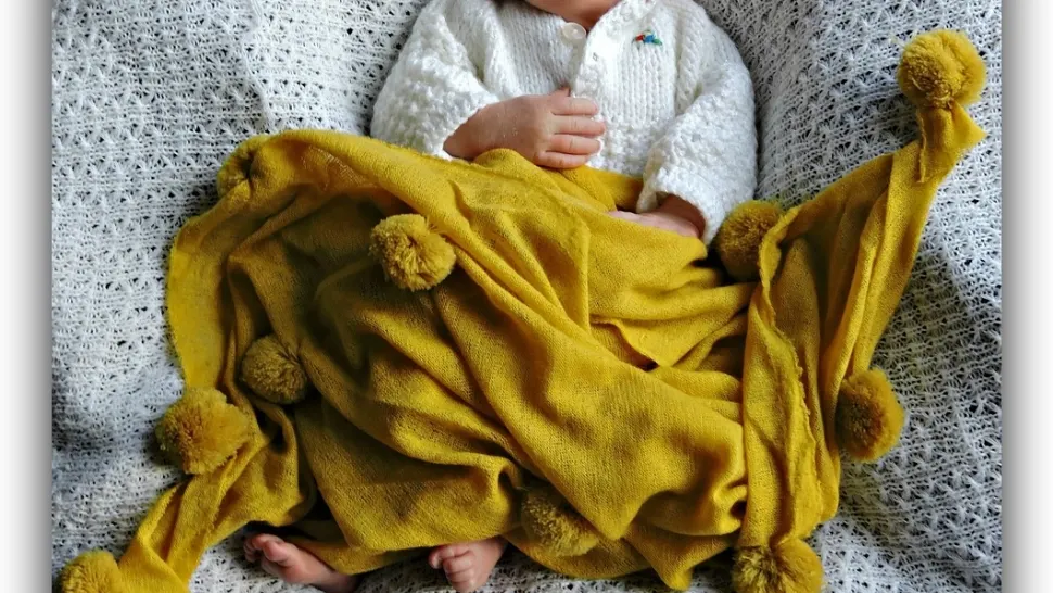 Un bebeluș de doar 4 luni a murit în pătuț, în timp ce mama se afla în bucătărie