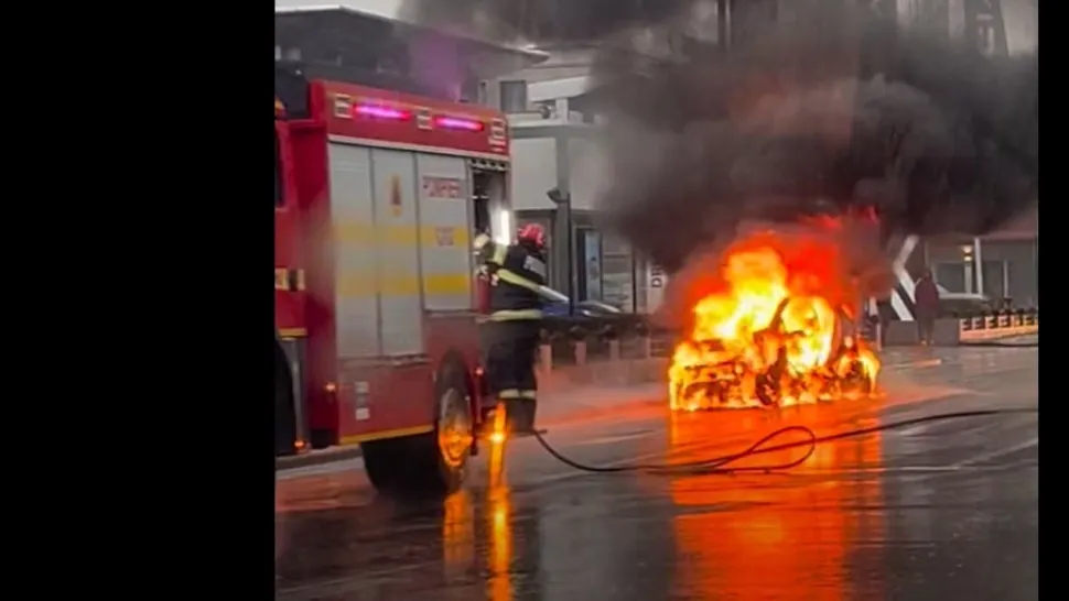Momente de panică, în Capitală. O mașină a luat foc în trafic, pe unul dintre cele mai aglomerate șosele VIDEO