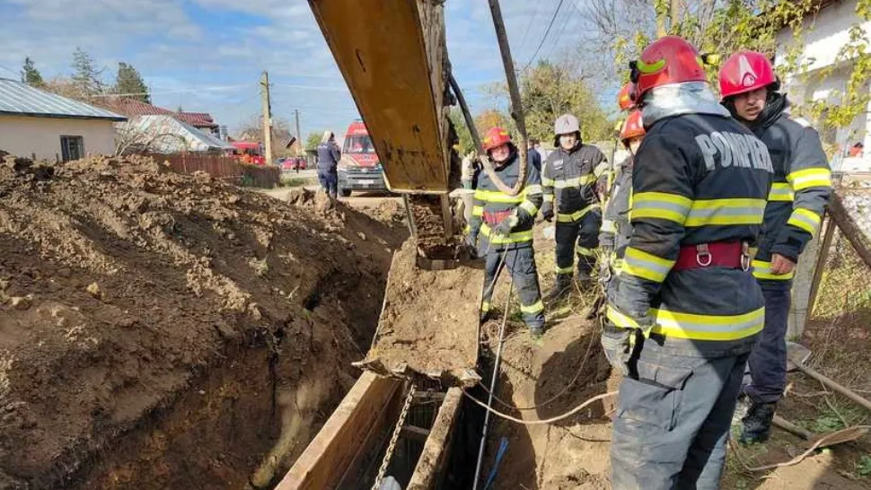 Cursă cotracronometru: doi muncitori, prinși sub un mal de pământ, în timp ce săpau un șanț. Incident dramatic în Prahova