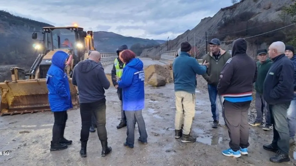 Dezastru în Buzău. Un drum județean a fost grav avariat de ploile din ultimele zile