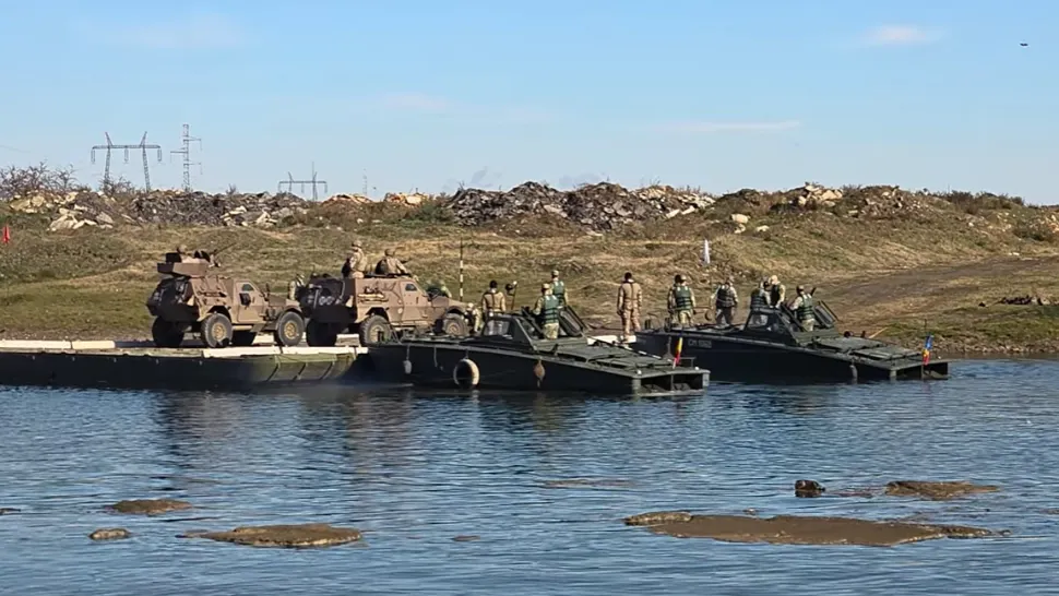 Cum se construiește un pod plutitor peste Mureș în aproximativ 15 minute. Militarii și-au demostrat îndemânarea. Video 
