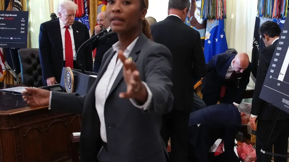Scenă șocantă în biroul lui Donald Trump. Un oficial s-a prăbușit, chiar sub ochii președintelui – GALERIE FOTO/VIDEO