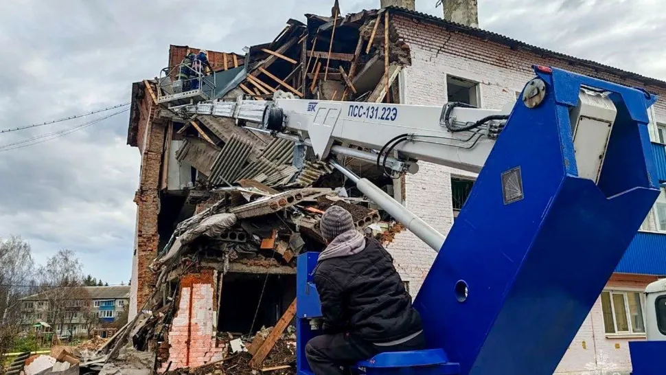 Explozia din Rahova în variantă rusească. Un bloc de locuințe s-a prăbușit parțial după o deflagrație produsă de scurgerile de gaz. Galerie foto