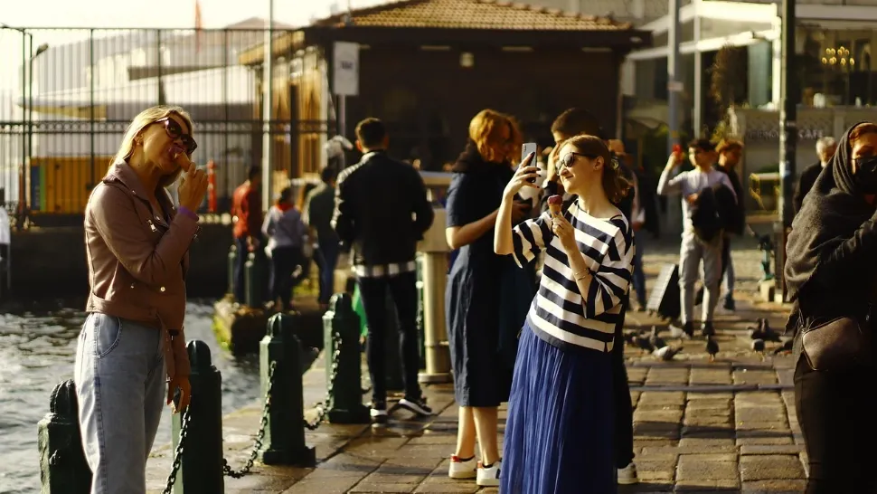 Caz șocant în Istanbul! O turistă și cei doi copii ai săi au murit după ce au consumat mâncare stradală. Soțul este internat în stare critică