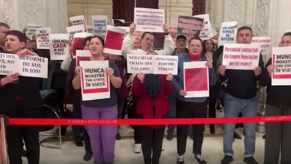 Protest cu scandal în Parlament! Angajații sunt revoltați: „Du-te acasă, Bolojan!”