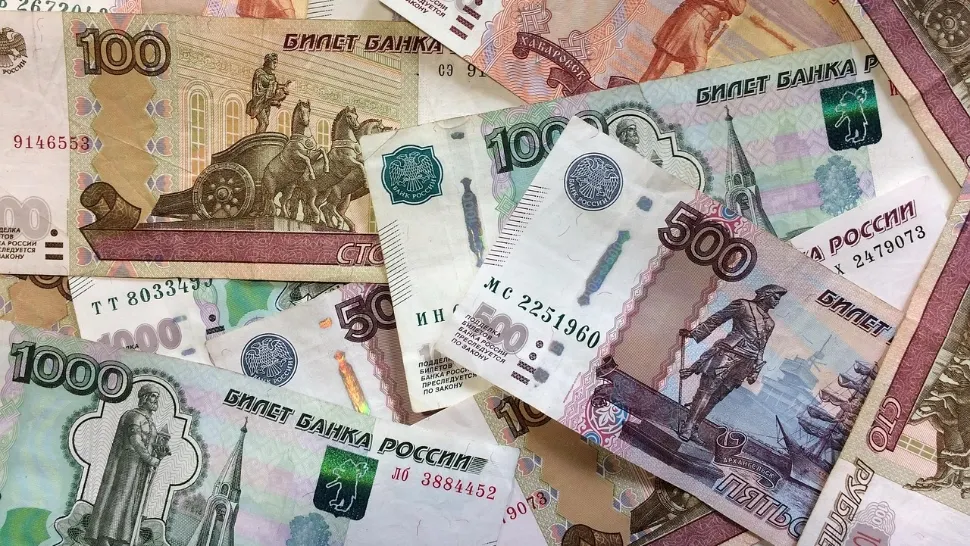 Un bărbat a primit din greșeală salariile tuturor colegilor și a refuzat să returneze banii. Cazul incredibil care a ajuns în instanță