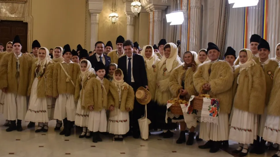 Nicușor Dan i-a primit pe colindători la Palatul Cotroceni. Șeful statului nu a renunțat la carnețel nici când i-a aplaudat pe oaspeți - VIDEO