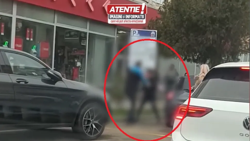 Scandal uriaș într-o intersecție din Focșani: doi șoferi au blocat circulația să se bată