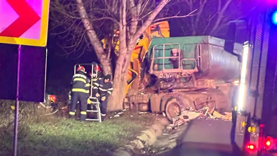 Accident mortal pe o șosea din județul Iași, o autoutilitară și un camion s-au ciocnit frontal - VIDEO