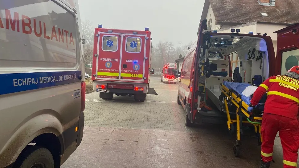 Plan roșu de intervenție, după ce plafonul unui hotel din Sibiu s-a prăbușit peste o piscină. Este posibil ca oameni să fie prinși sub dărâmături – VIDEO