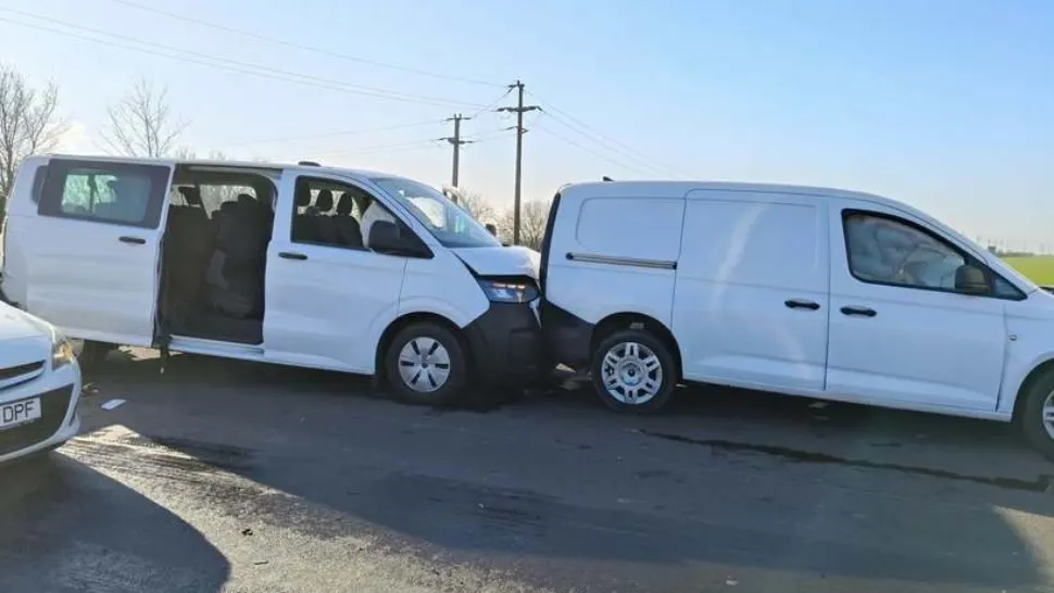  Accident rutier pe centura de vest a Ploieştiului. 18 persoane, între care șapte minori, implicate 