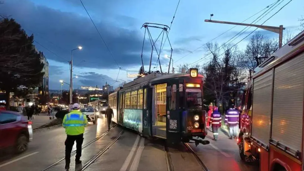 Tramvai deraiat după un accident cu două vehicule. Autoritățile au intervenit