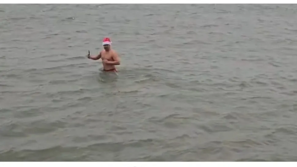 Un constănțean a serbat Crăciunul cu o baie în apa rece ca gheața a Mării Negre - VIDEO