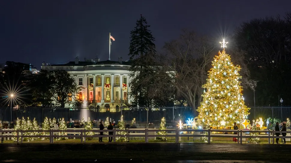 Prima felicitare de Crăciun după revenirea la Casa Albă. Cum au ales Trump și Melania să se afișeze în fotografia oficială