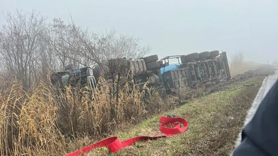 Cisterna încărcată cu GPL răsturnată pe marginea unui drum din Vaslui, repusă pe roți. Încărcătura va fi transvazată