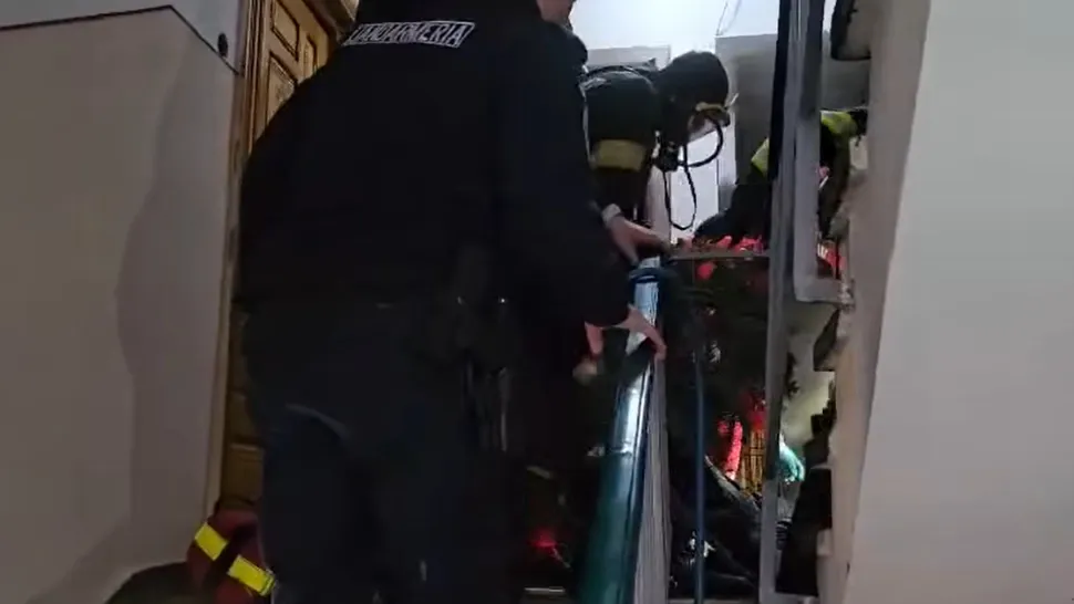 Incendiu mortal în bloc. Bărbat de 42 de ani, găsit fără viață. Pompierii au fost nevoiți să spargă ușa - VIDEO