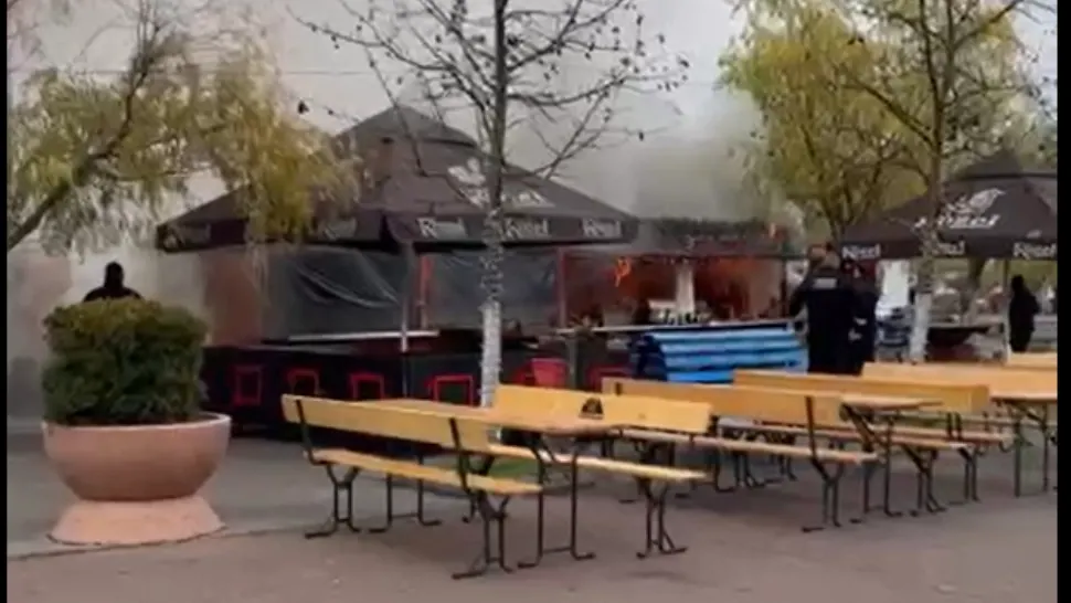 Incendiu la o căsuță de lemn dintr-un târg de Crăciun din București. Totul se putea transforma în cenușă în timp record - VIDEO