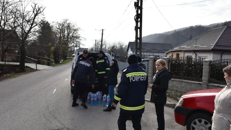 Criză de apă potabilă în Prahova și Dâmbovița. Autoritățile continuă distribuirea apei către populație