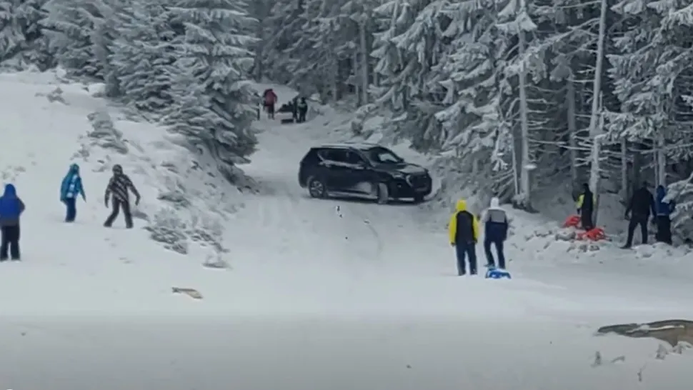 Inconștiență la volan. Un turist a intrat cu mașina direct pe pârtia de sănii din Parâng VIDEO