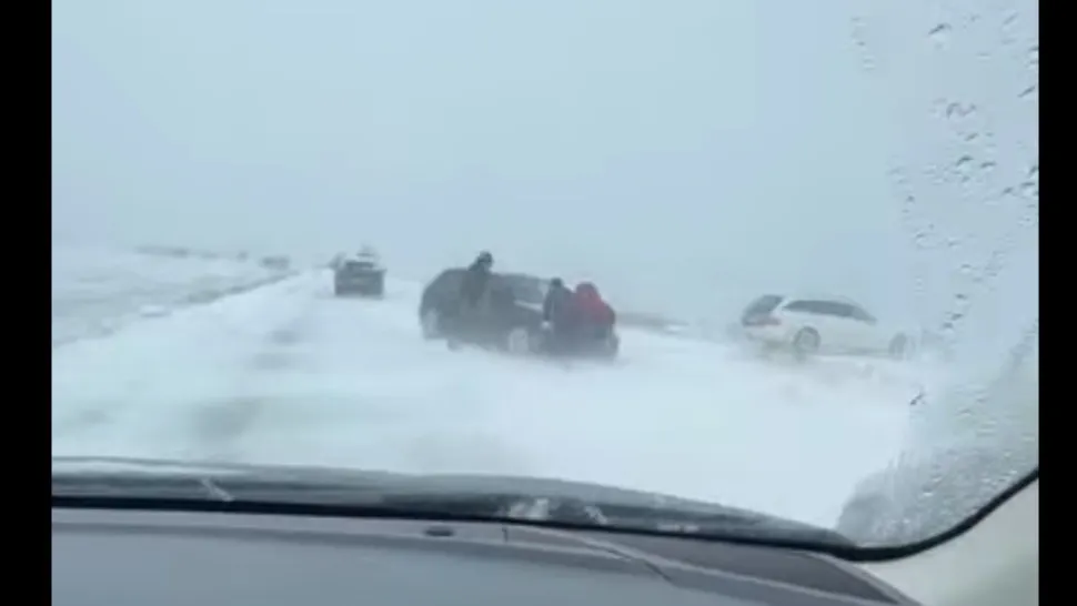 Ninsoarea și viscolul fac prăpăd pe drumuri. Trafic paralizat în Brebeni, șoferii împing mașini înzăpezite. Trafic oprit pe DN2 - VIDEO