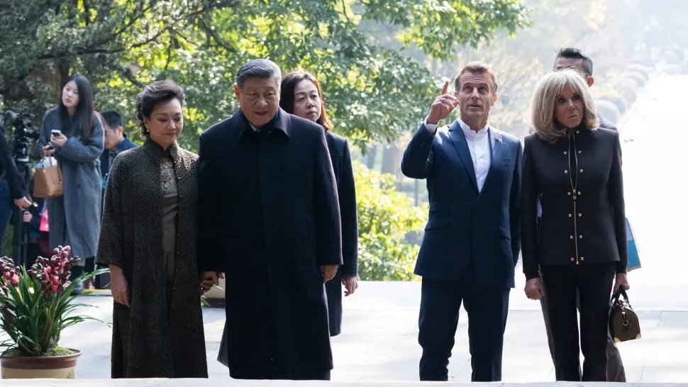 Macron face baie de mulțime în China, reziștii tac mâlc