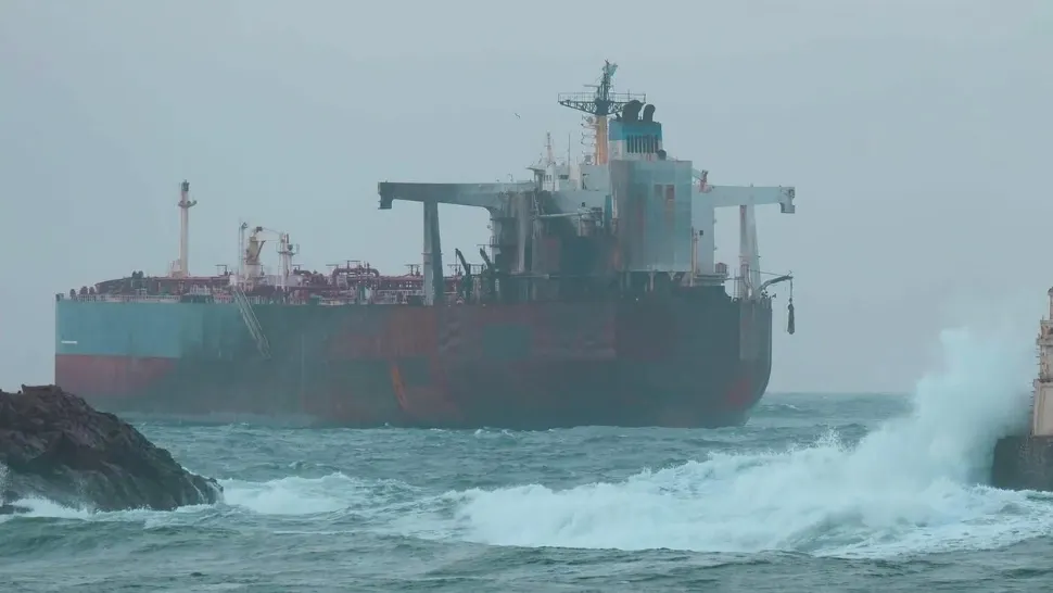 Ceartă pe petrolierul eșuat în Marea Neagră, parte din flota-fantomă a lui Putin. Bulgarii îi acuză pe turci: „Nu este normal”