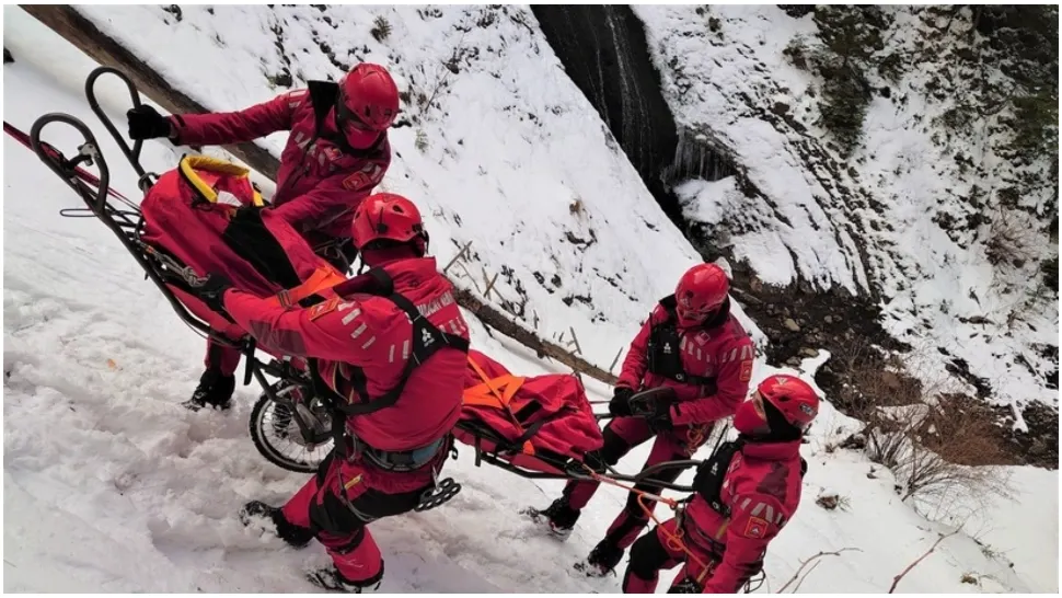 Misiune dificilă a salvamontiștilor în zona înaltă din Masivul Cehlău. O persoană este inconştientă şi nu se poate interveni cu elicopterul din cauza vremii