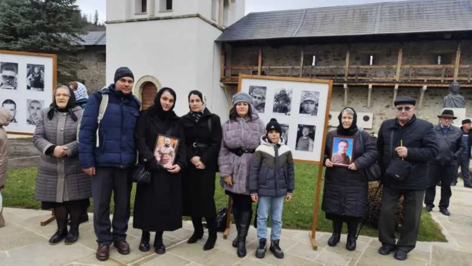 Românii din Ucraina căzuți pe front, pomeniți într-o slujbă emoționantă la Mănăstirea Putna