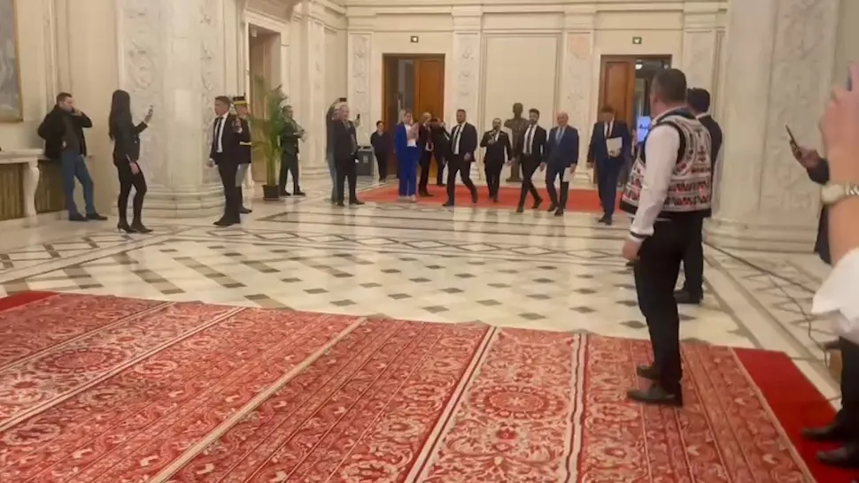 Bolojan sfidează nemulțumirile românilor. Premierul sărăciei fuge de întrebările presei, protejat de patru SPP-iști – VIDEO