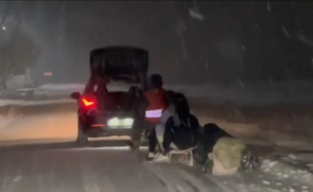 Un adolescent de 17 ani a murit după ce sania trasă de o mașină a lovit un cap de pod - FOTO