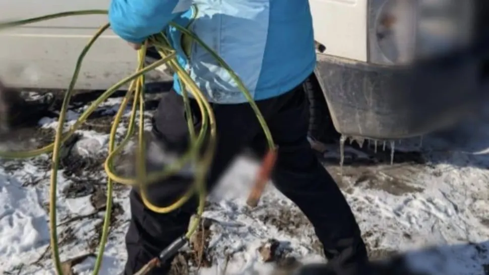 Bărbat prins în timp ce ardea cabluri de cupru. Ce măsură au luat oamenii legii?