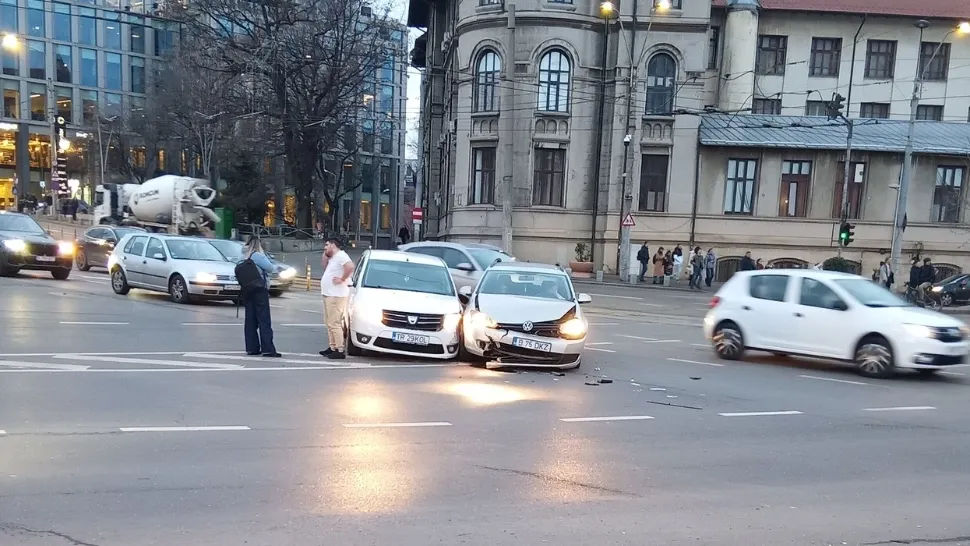 Accident în Capitală. Două autoturisme s-au ciocnit. Traficul îngreunat temporar în zonă - FOTO