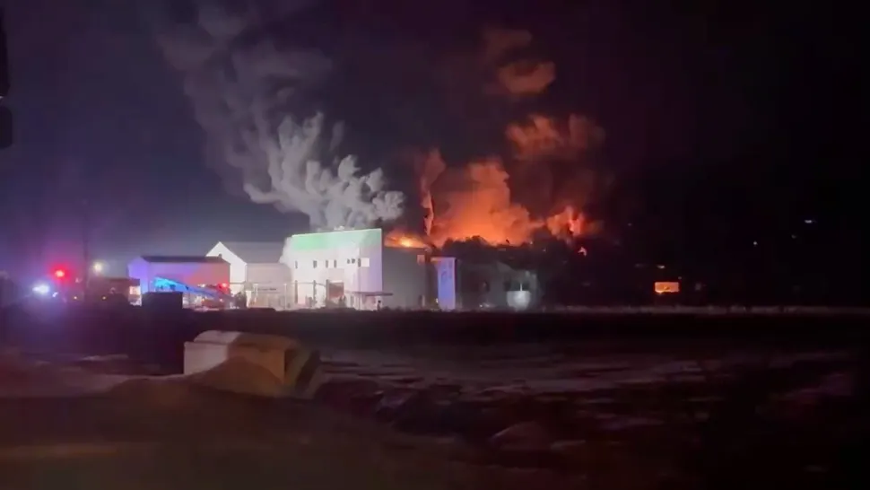 Incendiu violent la o fabrică de polistiren din județul Cluj. Au fost chemați pompieri din mai multe județe – VIDEO