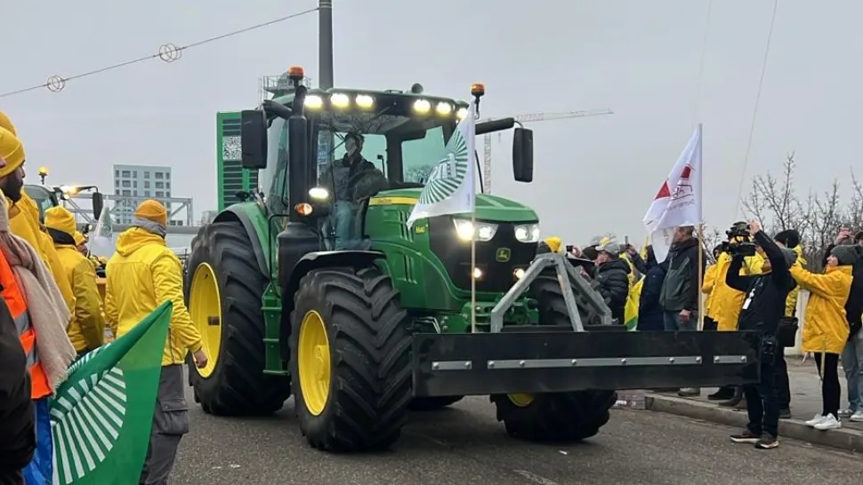 Fermierii români participă la protestul masiv de la Strasbourg, împotriva acordului UE–Mercosur. Protestatarii au pichetat Parlamentul European cu tractoare.  Realitatea PLUS transmite din mijlocul protestatarilor – VIDEO